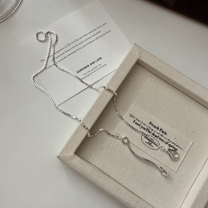 Niche Design Bone Joint Personality Buckle Necklace