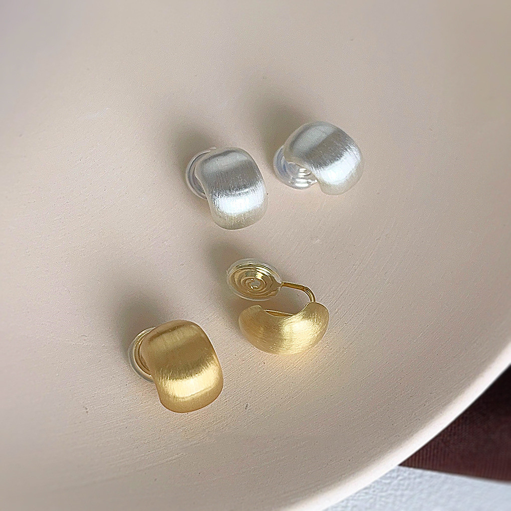 Fashionable Elegant Brushed Matte Gold Earless Earrings