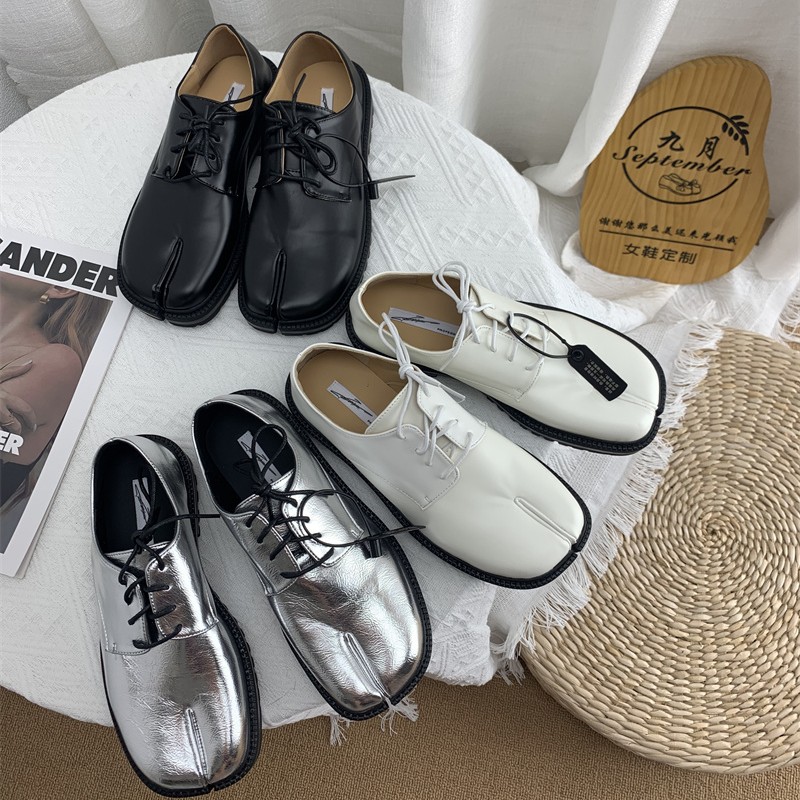 حذاء نسائي صغير من الجلد بنعال مسطحة وتصميم حدوة حصان بالأسلوب الإنجليزي