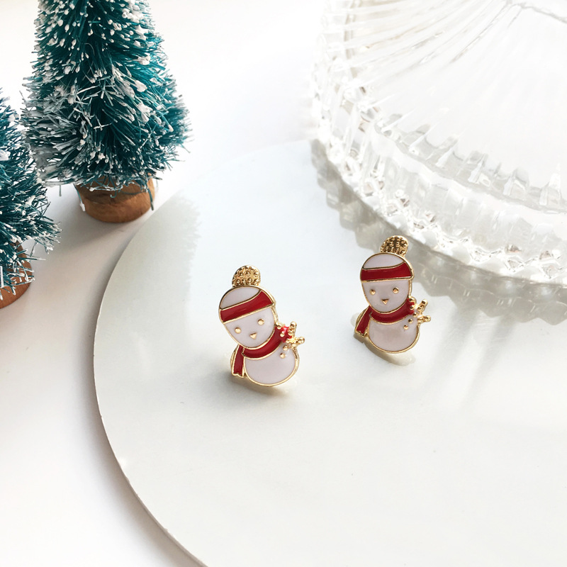 A pair of snowmen
