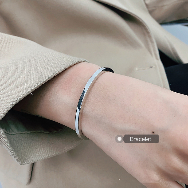 Women's Retro Minimalist Design With A Cool And Cool Metallic Bracelet
