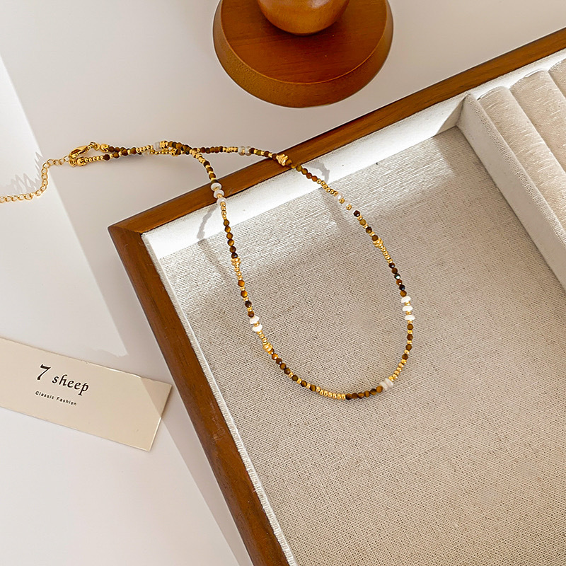 عقد تصميم فاخر بنمط نجم الإنترنت