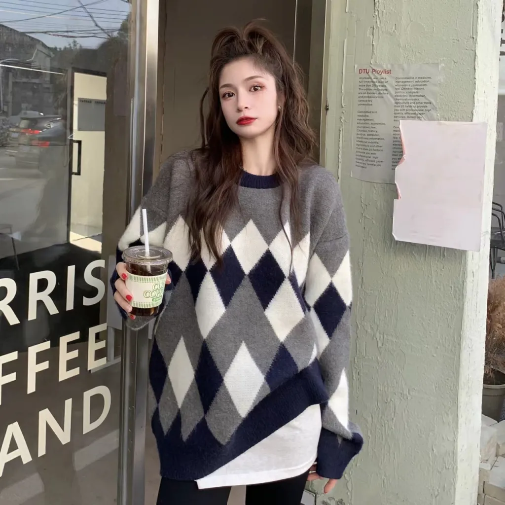 Lingge Round Neck Pullover Sweater For Women Loose Fitting - Grey