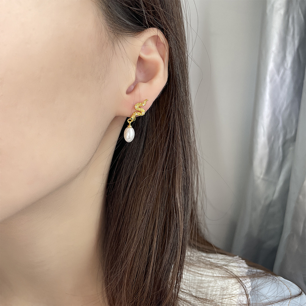 Women's Retro Green Eye Snake Pearl Earrings