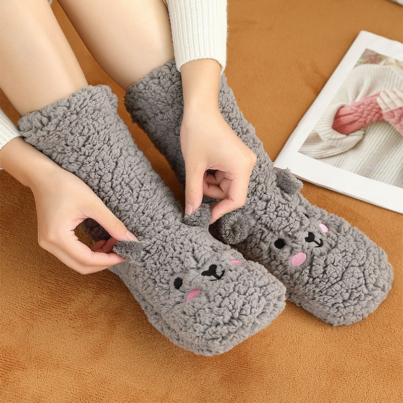 Title 8, Niedliche Cartoon-Bär-Fuzzy-Socken für Frauen, ...