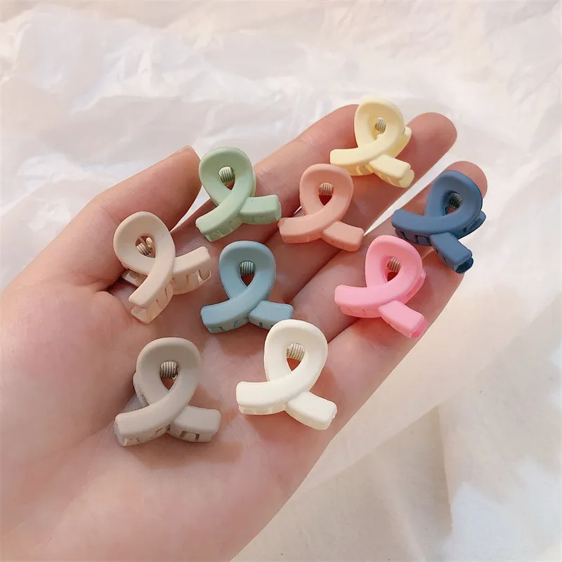Women's Hair Clip With Frosted Back Of The Head Spoon - Random