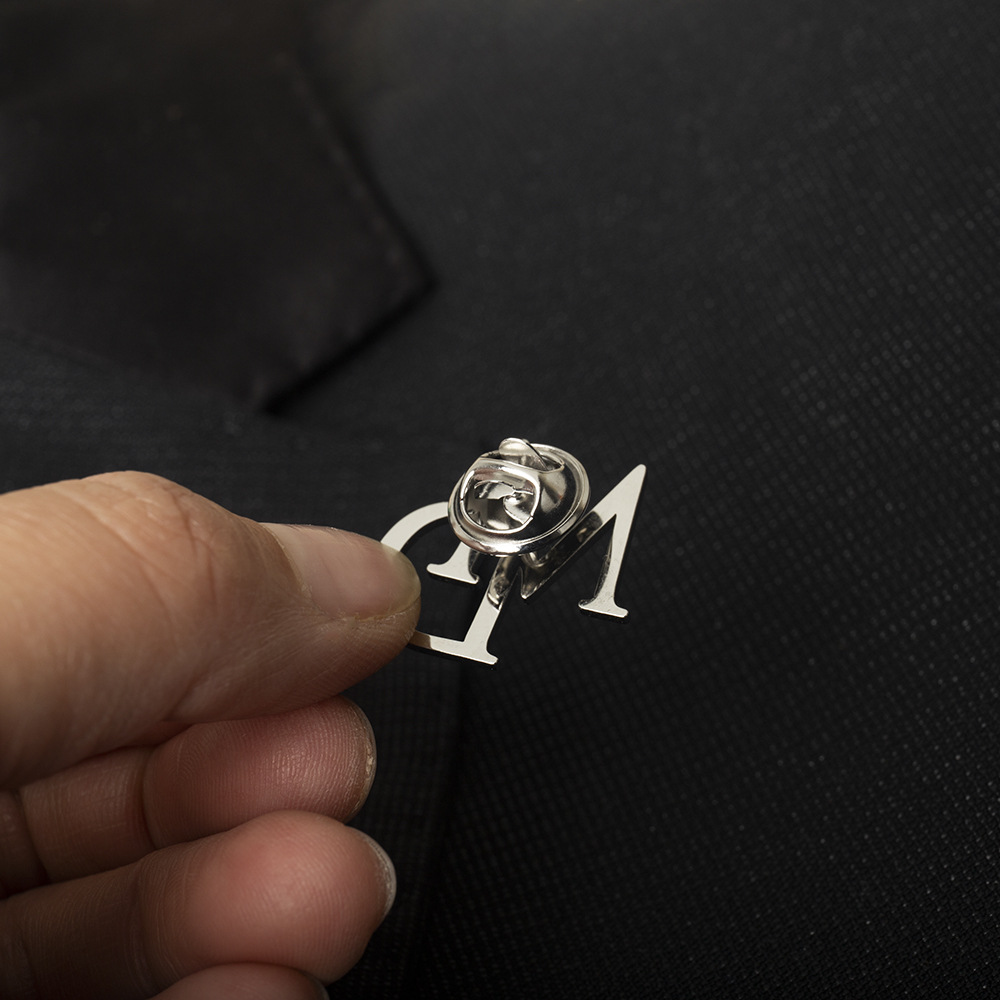 Men's Suit Name Double Letter Brooch — foto 3