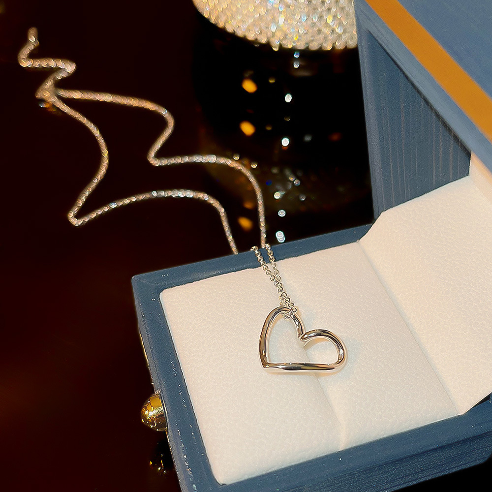 Simple Hollow Love Pendant Light Luxury Minority Design Temperament Clavicle Chain Female