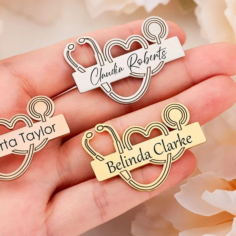 Smooth Engraved Name Stethoscope Brooch — foto 6