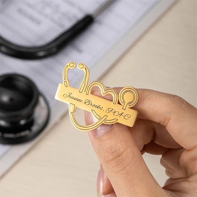 Smooth Engraved Name Stethoscope Brooch — foto 2