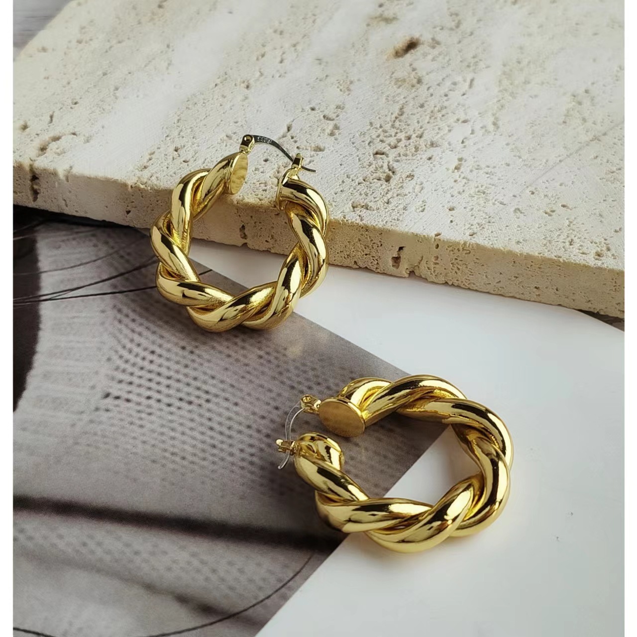 Hollow Hemp Pattern Earrings High-grade
