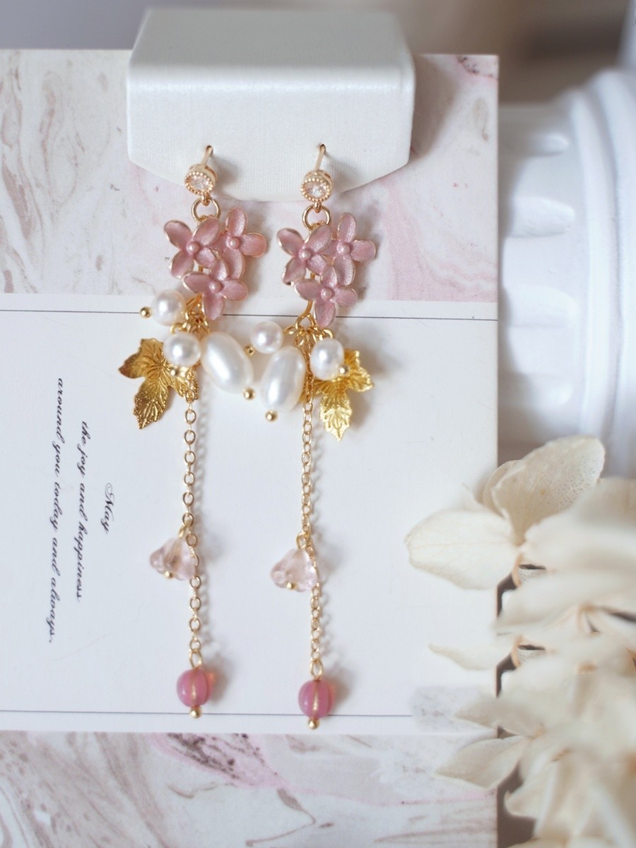 Elegant Design With A Long Ear Clip