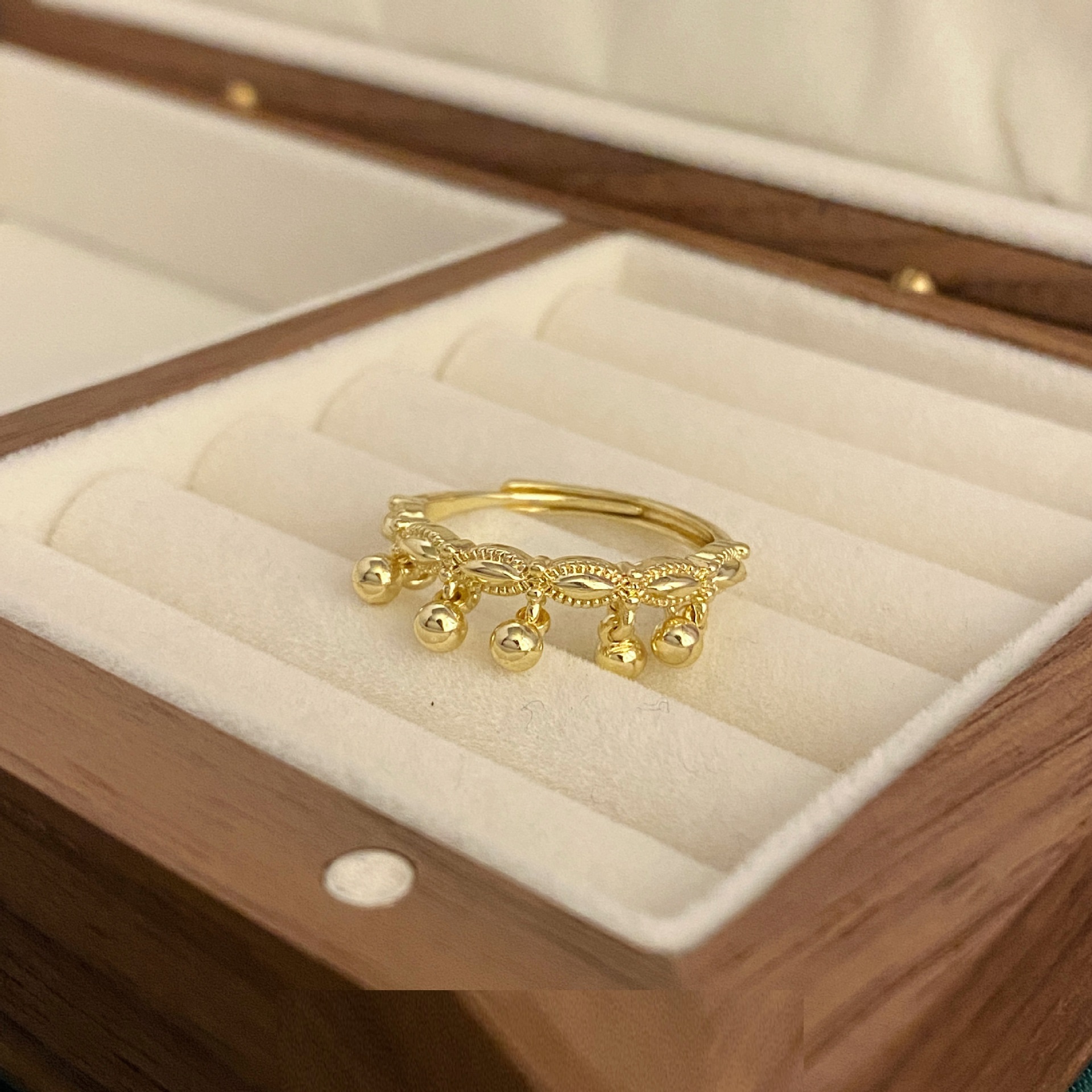 Light Luxury Exquisite Wave Gold Bead Tassel Niche Ring