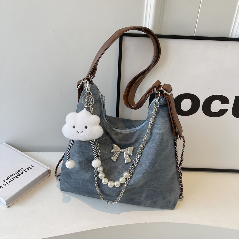 Denim blue with pendant