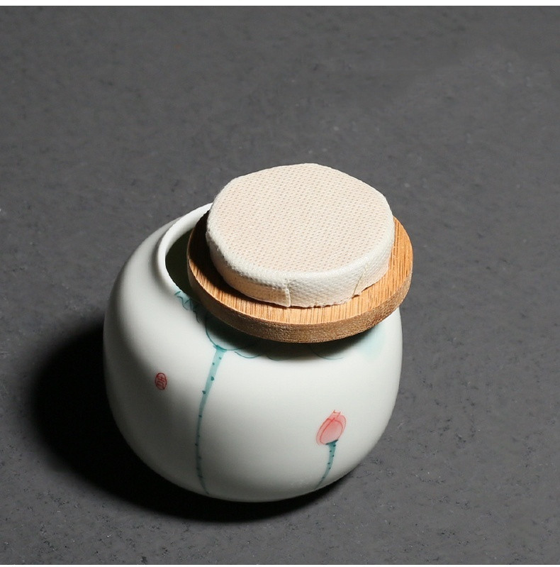 Hand Painted Lotus Small Size Sealed Tea Pot Ceramic Tea Storage