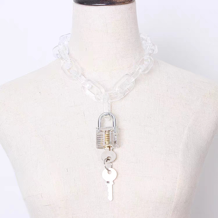 Title 6, Transparant trendy hangslot met ketting. Besche...