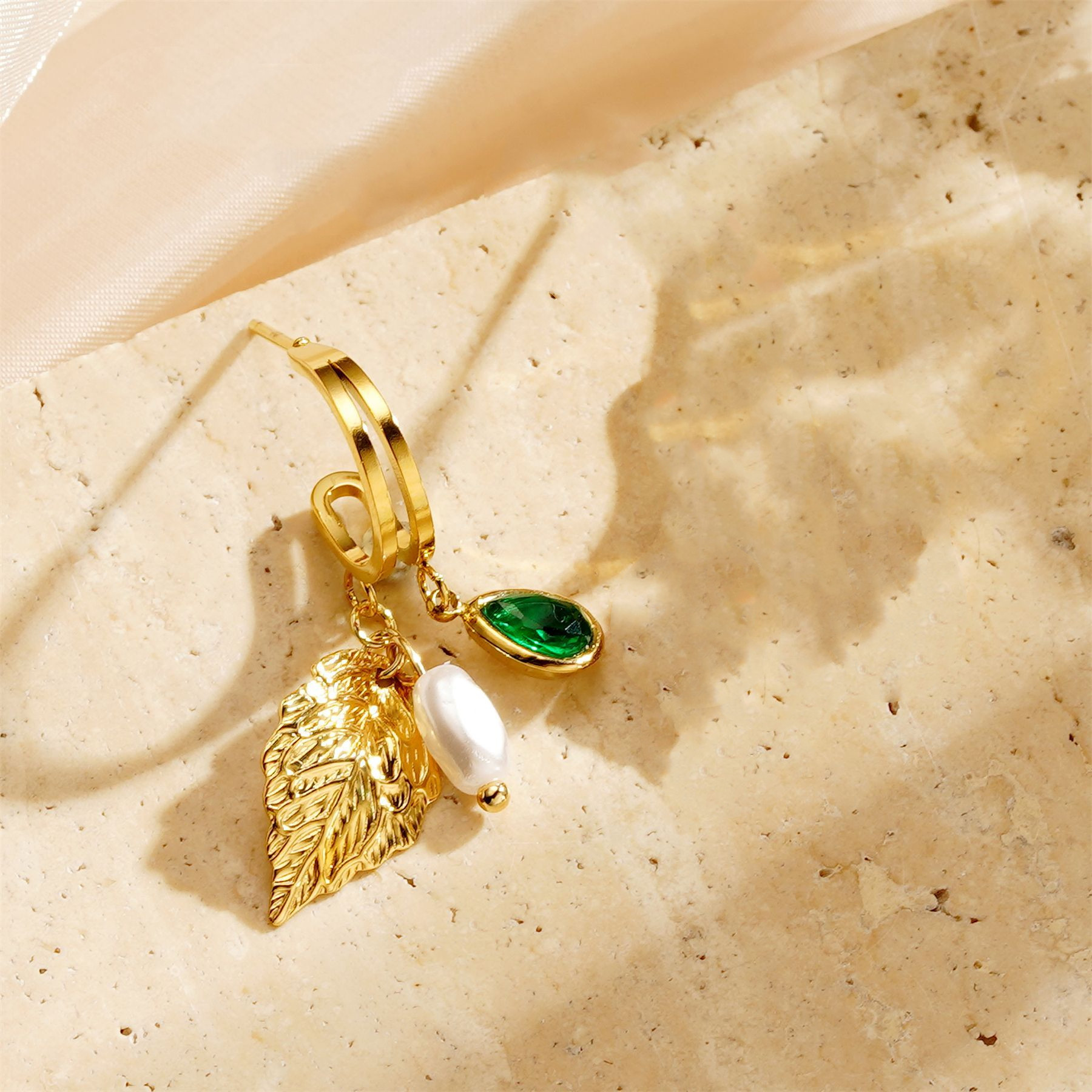 18K Gold Earrings Beccarite Leaf Pearl
