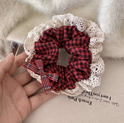 10 Lace edge red bow