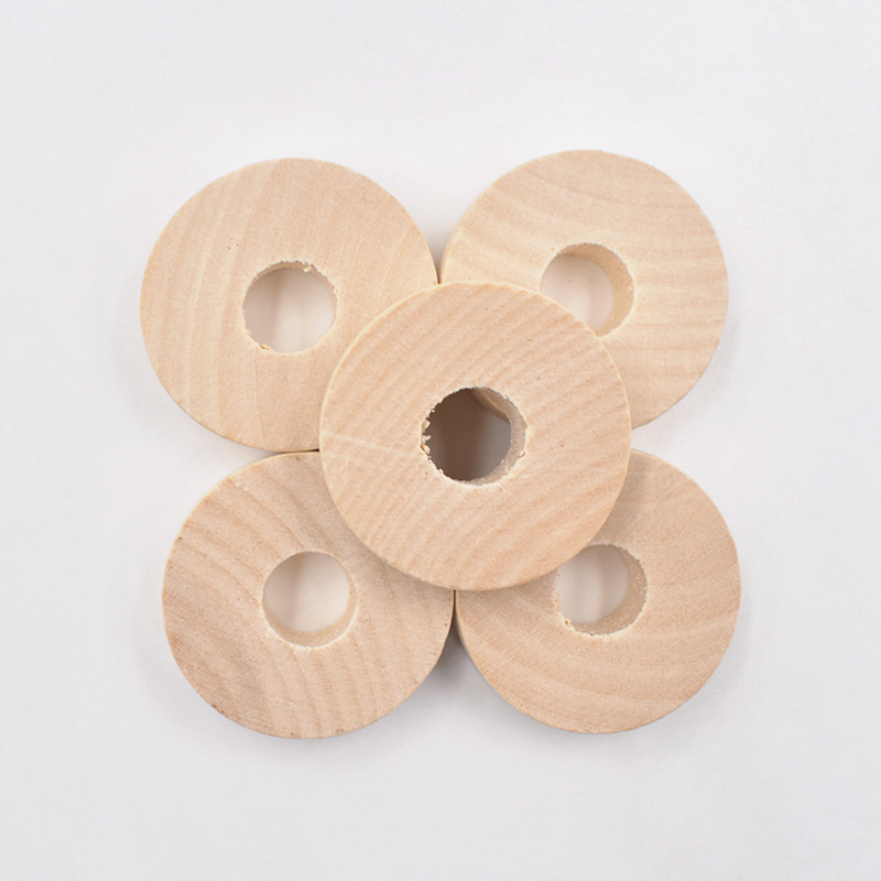 Title 6, Rundes Holzstück in Holzfarbe mit großem Loch, ...