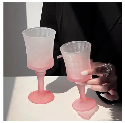 Gradually Varied Girl Heart Diamond Relief Glass Goblet