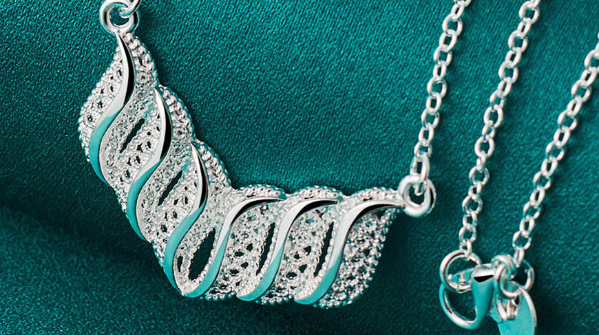 Hollow Leaf Pattern Pendant Necklace For Women
