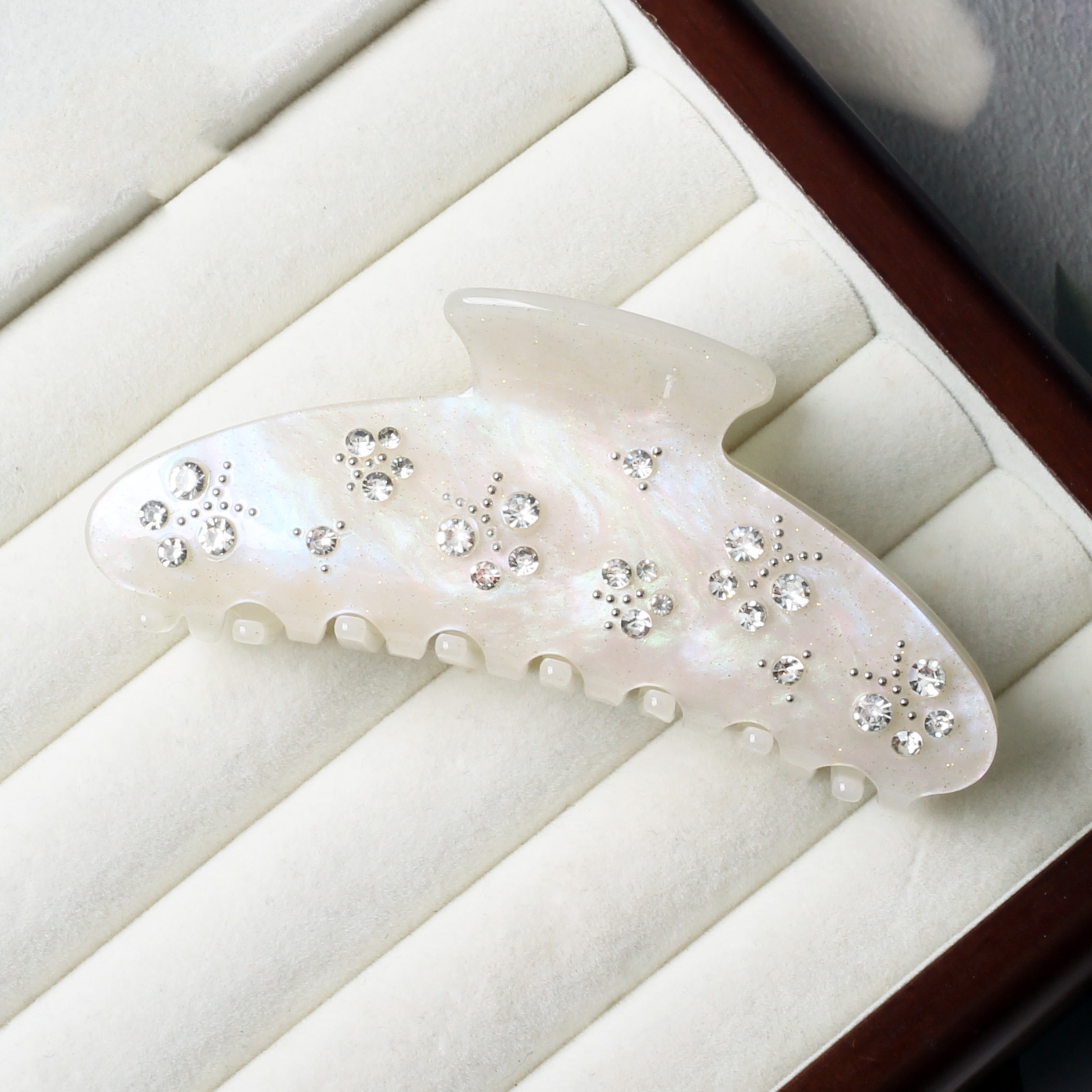 Title 5, Delicate Bead-set Diamond Shark Clip High-grade...