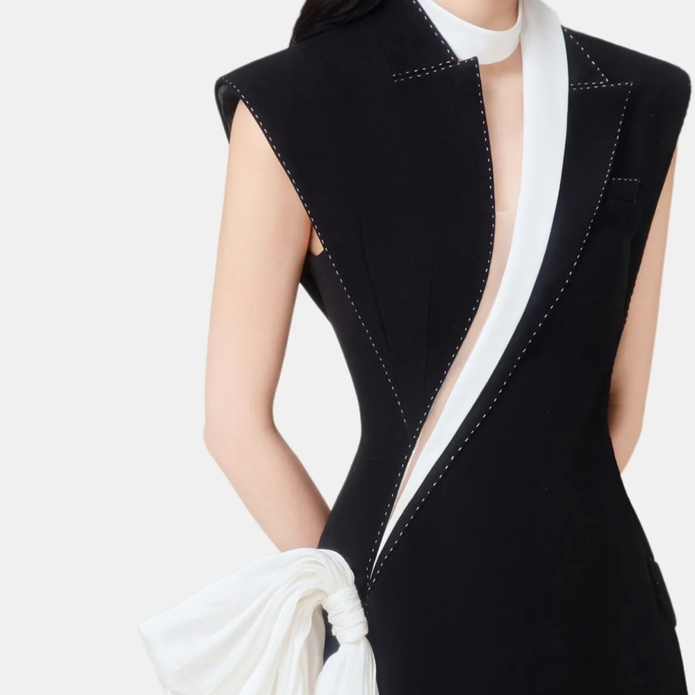 Open Line Profile Contrasting-color Dress