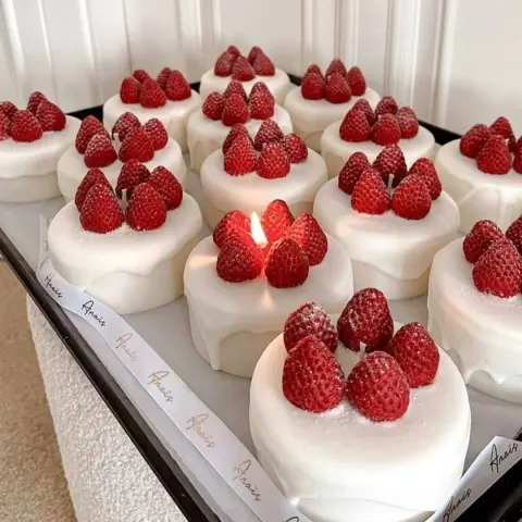 Strawberry Cake Bedroom Milk Flavor Aromatherapy Candle Gift Box