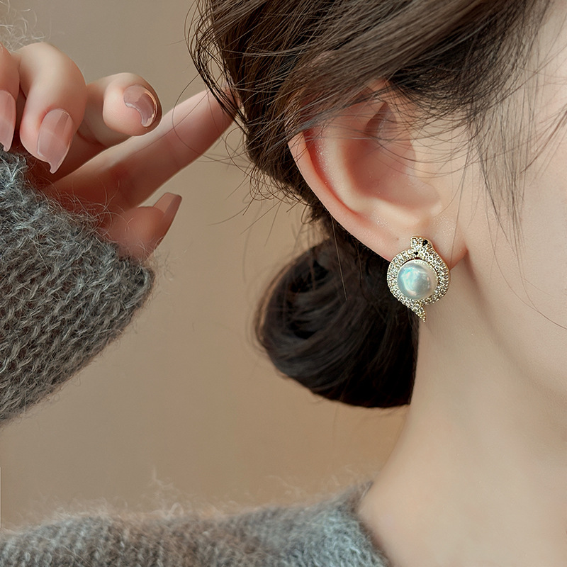 Micro-inlaid Simulated Snakes Pearl Stud Earrings Niche