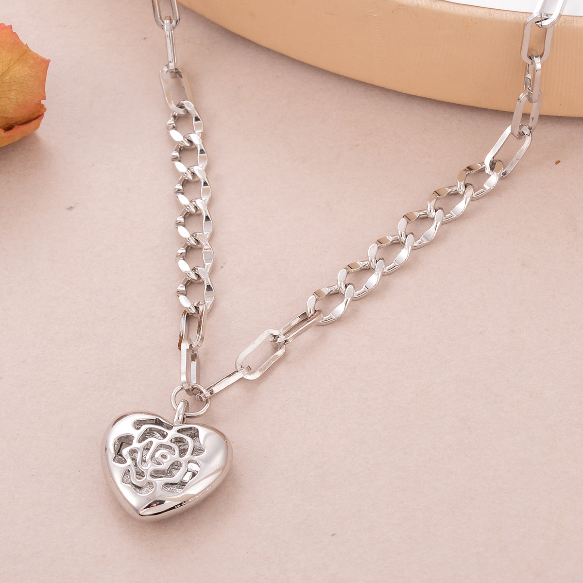 Hollow Love Pendant O-shaped Chain Silver