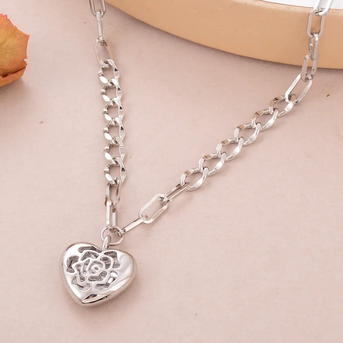 Hollow Love Pendant O-shaped Chain Silver
