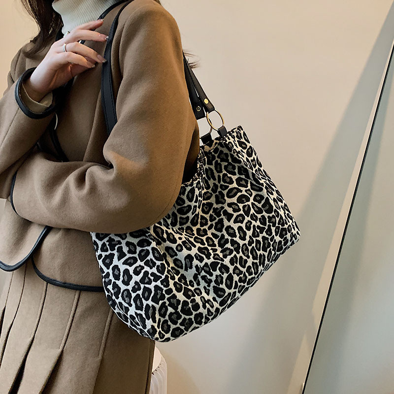 Title 6, Herbst- und Winter-Schultertasche mit Leoparden...