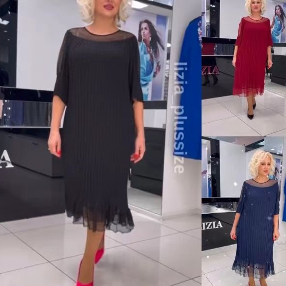 Slimming and age-reducing dress with round neck and five-quarter sleeves in solid color