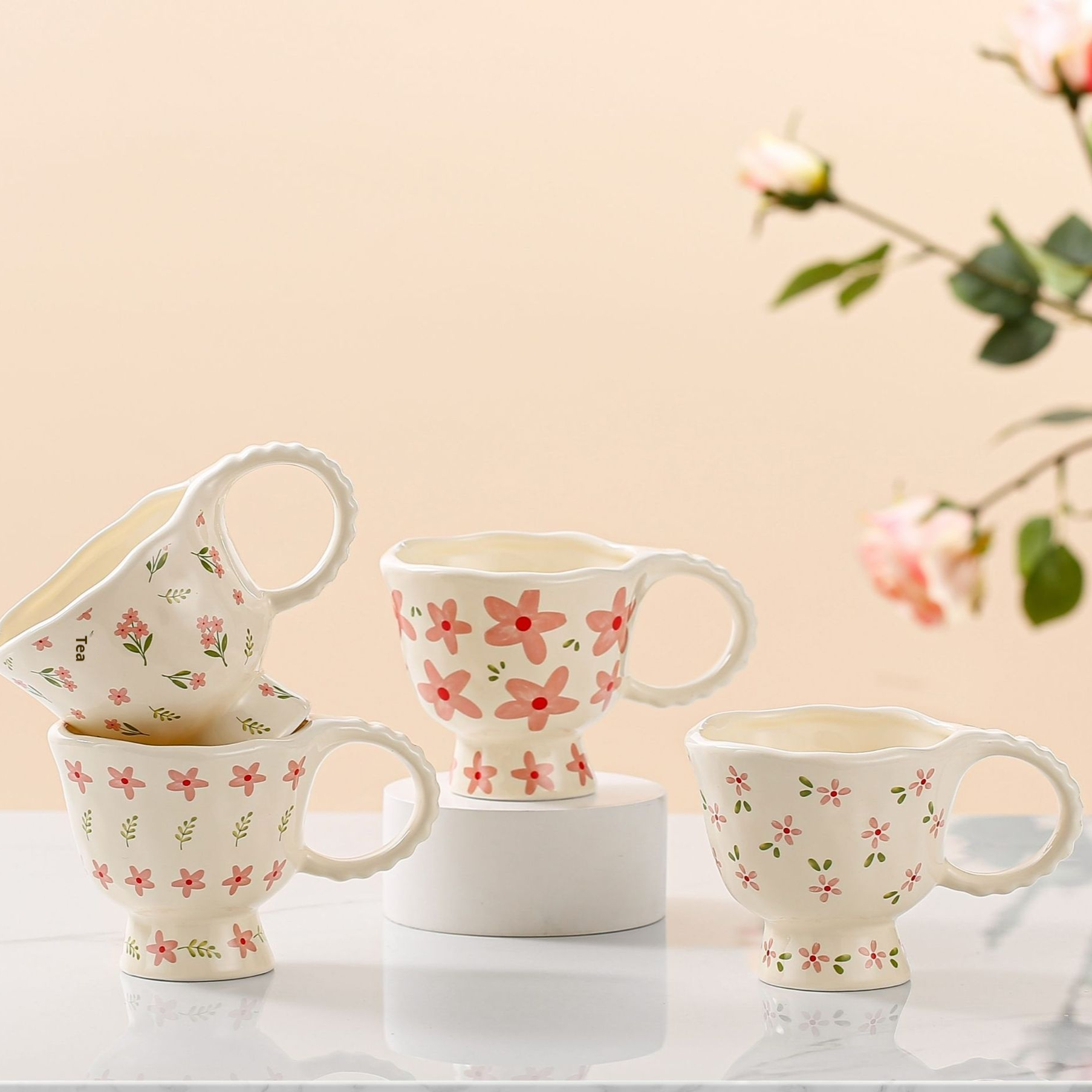 كوب سيراميك فخم بخامة عالية وطابع كريمي أنيق