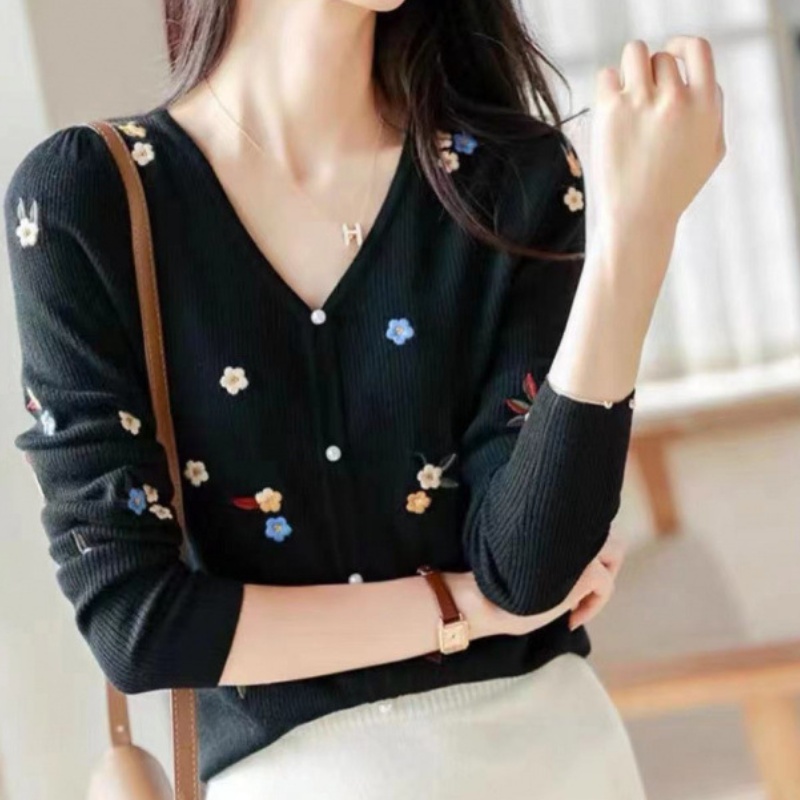 2024 Autumn New Petite Slimming Embroidered V-neck Pullover Long-sleeved Sweater Women