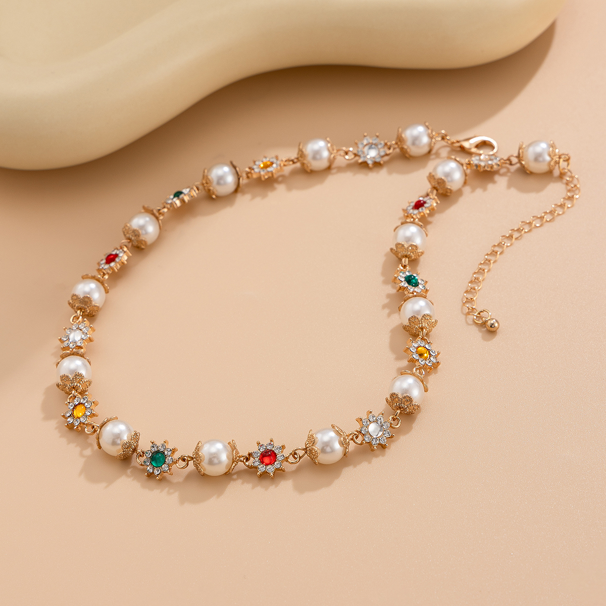 Colored Diamond-embedded Small Flower  Pearl Necklace