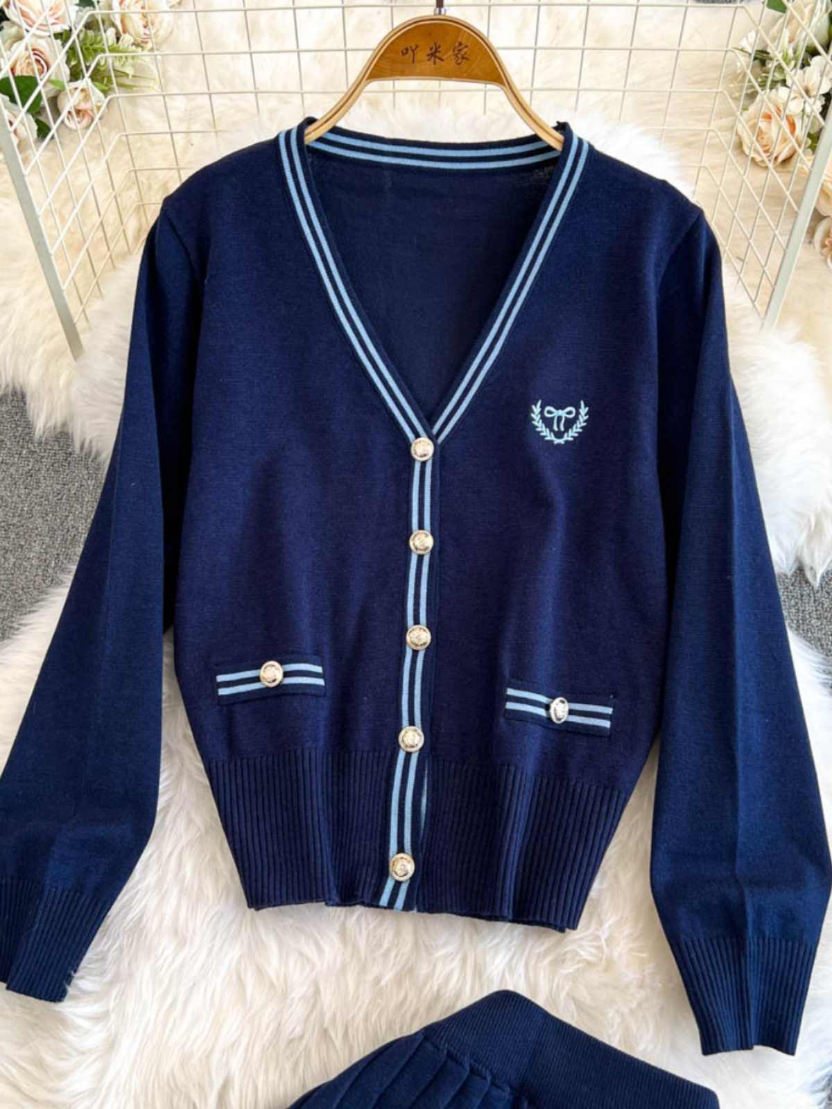 Contrast Color V-neck Knitted Shirt Pleated Skirt Suit