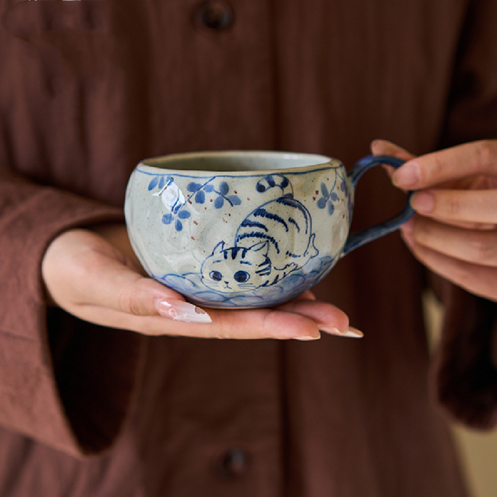 كوب قهوة من البورسلان الأزرق والأبيض برسومات يدوية، بتصميم قطط لطيف مصنوعة يدوياً