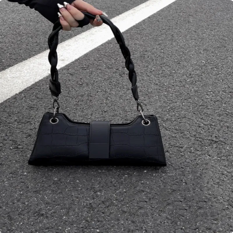 A Niche Design With High-end Texture And Western Style Single Shoulder Baguette Bag - Black