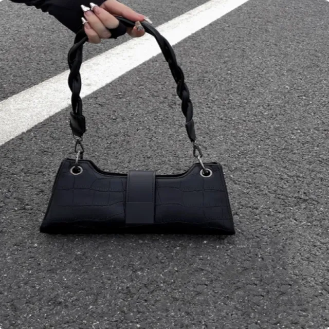 A Niche Design With High end Texture And Western Style Single Shoulder Baguette Bag Black - Shop at LoveMi