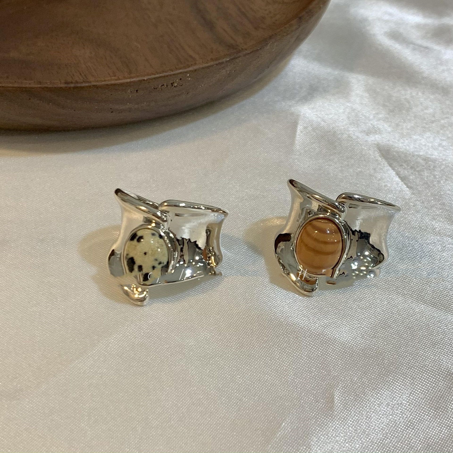 Maillard Spotted Stone Oval Wide-brimmed Ring