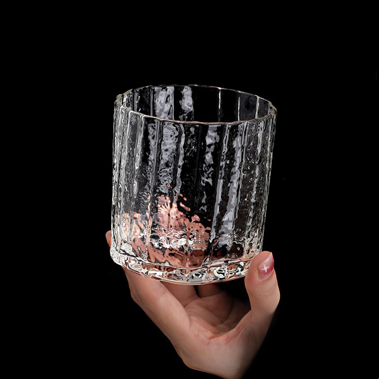 كوب ويسكي بتصميم كيس بلاستيكي مبتكر