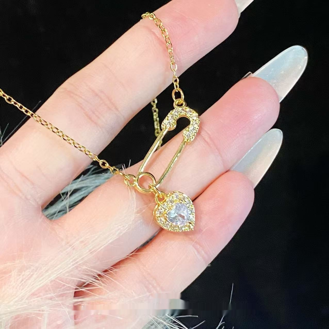 White Diamond Pin Gold