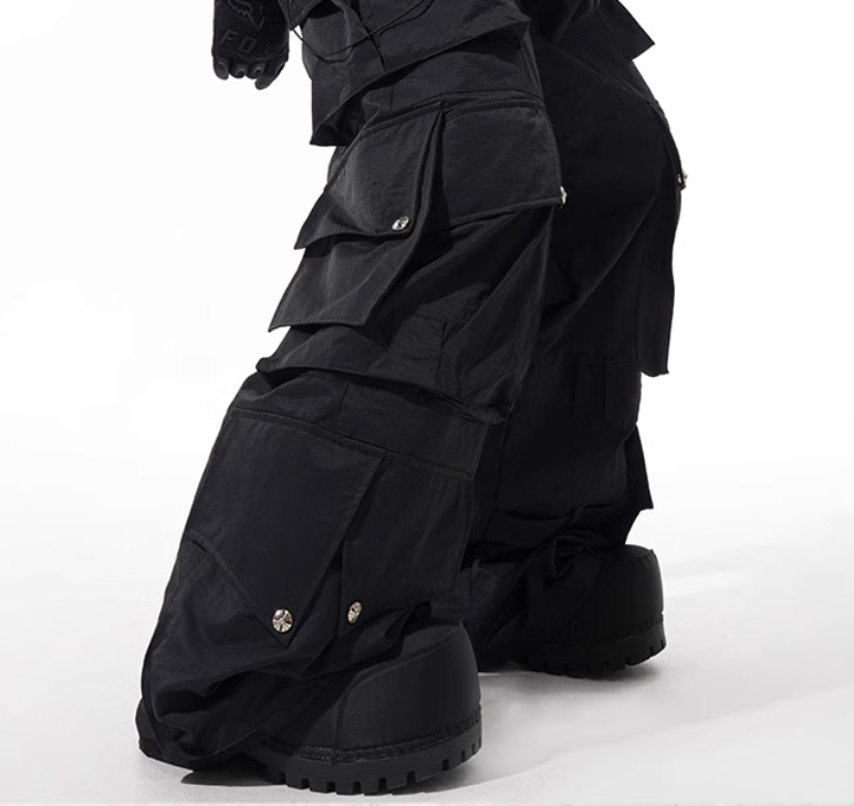 Dark Three-dimensional Multi-pocket Slacks