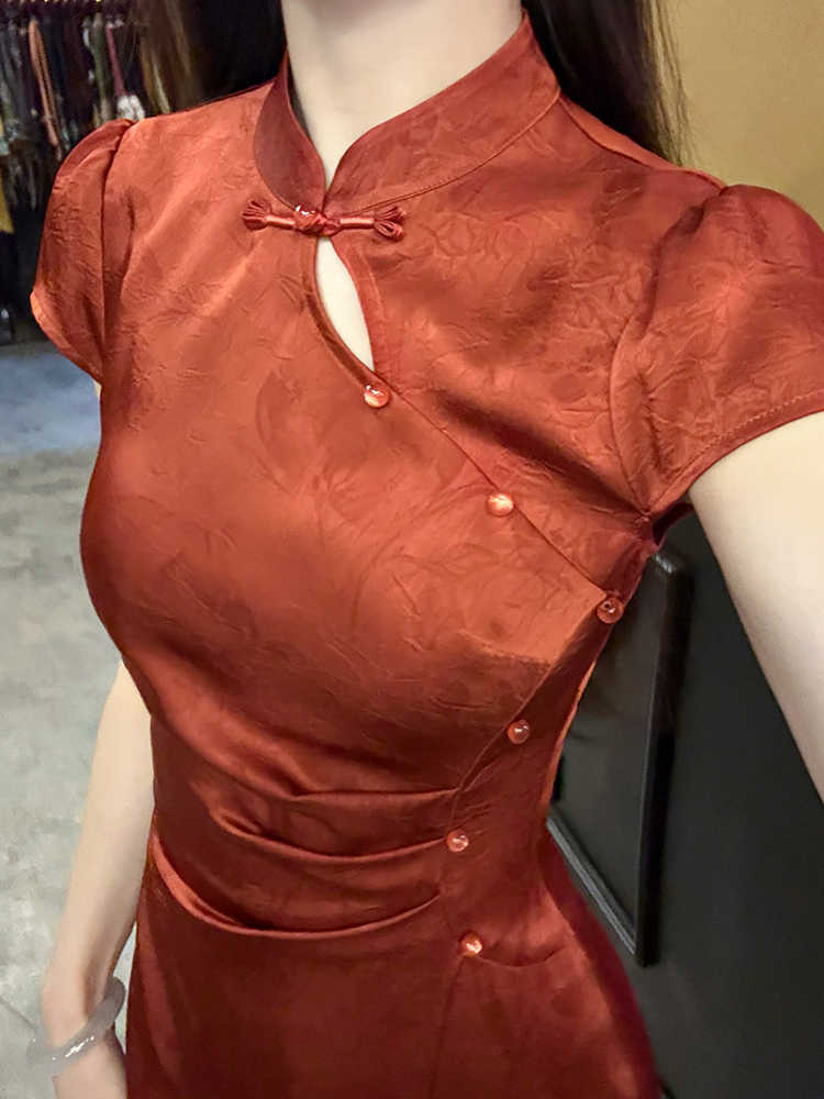 فستان شيونغسام صيني أحمر مُحسّن للنساء من الساتان المجوف