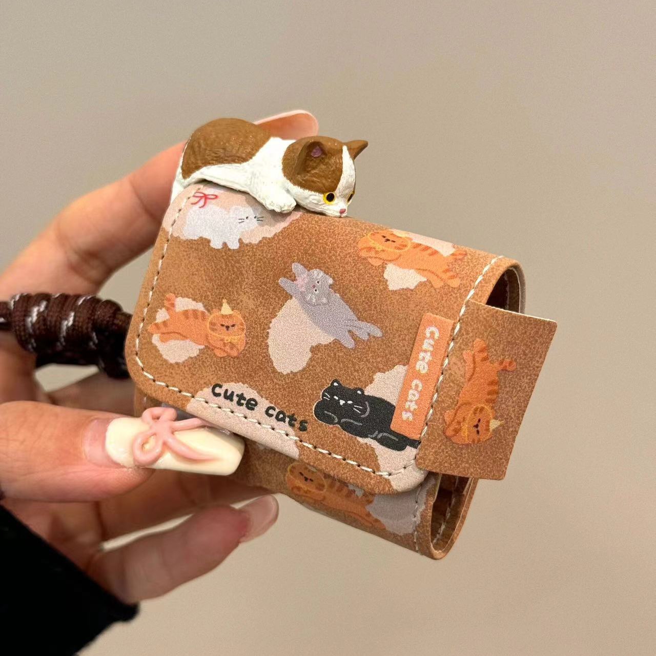 Fundas para Audífonos de Cuero con Gato 3D Acostado - imagen 1