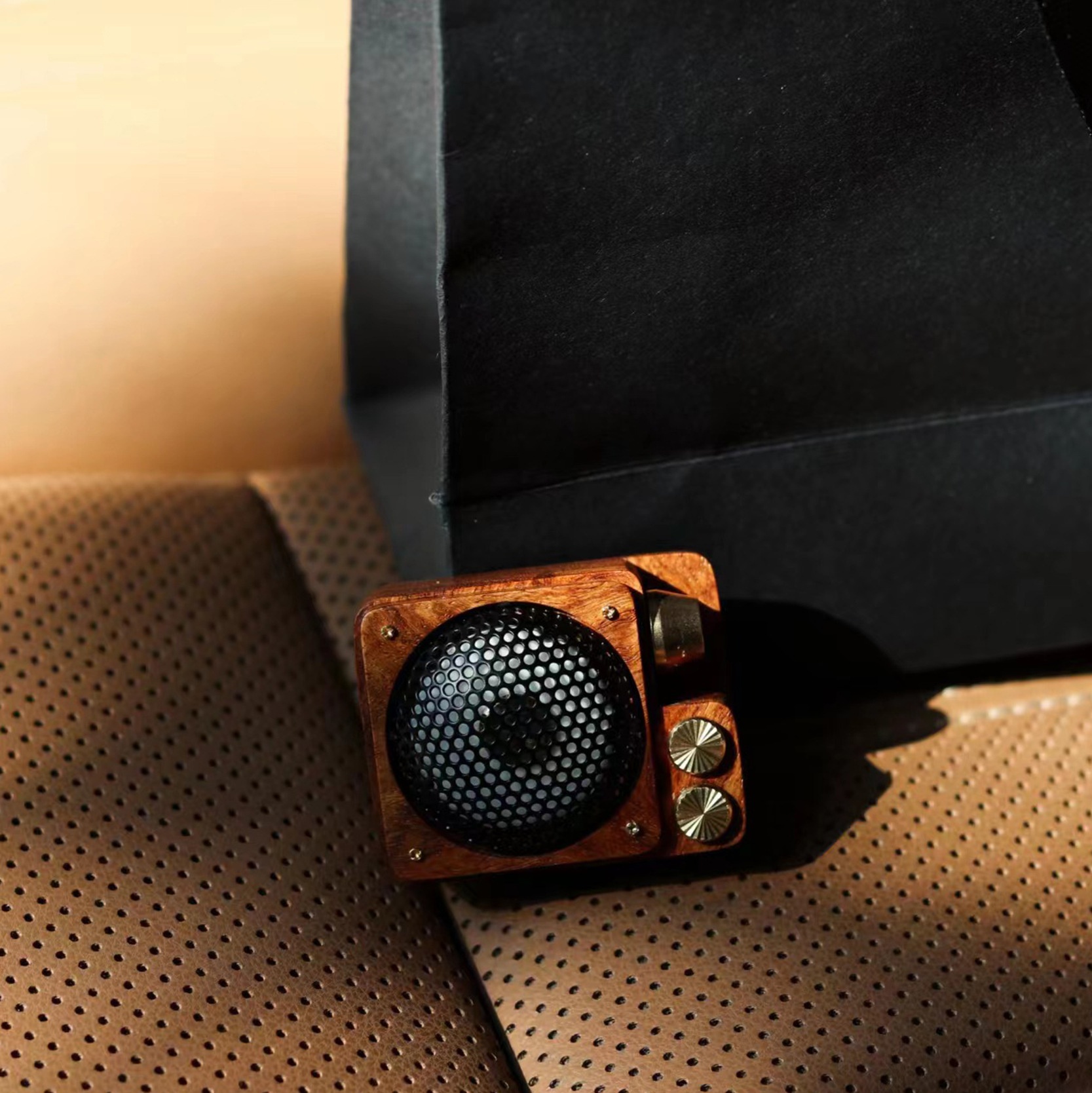 Long-lasting Light Perfume Retro Talking Machine Car Aromatherapy - Image 5