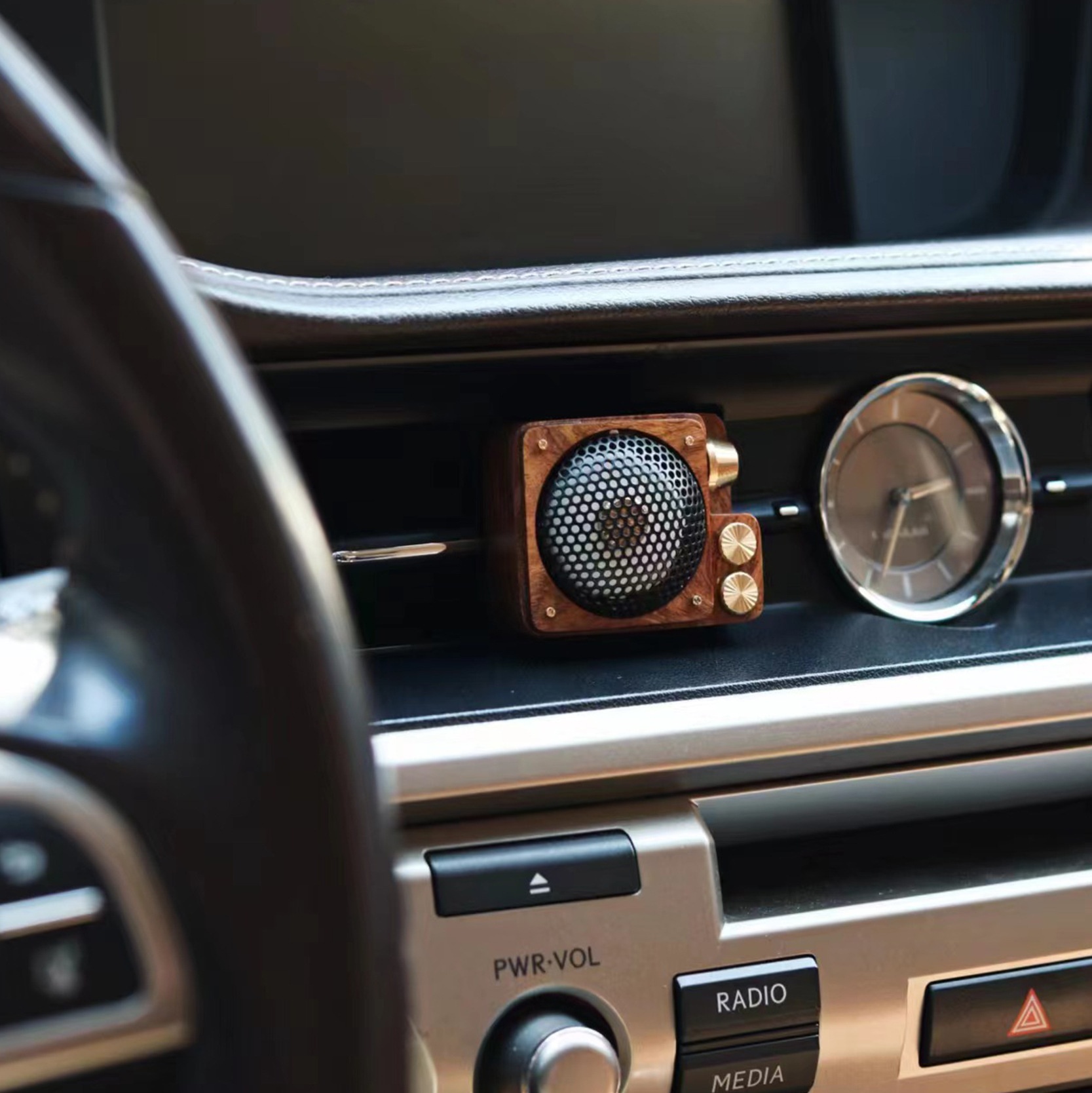 Long-lasting Light Perfume Retro Talking Machine Car Aromatherapy - Image 3