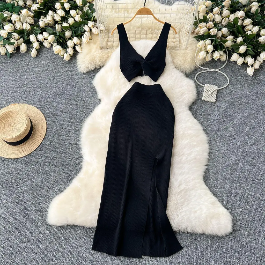 A Two-piece Knitted Vest With A Slimming, Body-hugging, Slit Skirt - Black