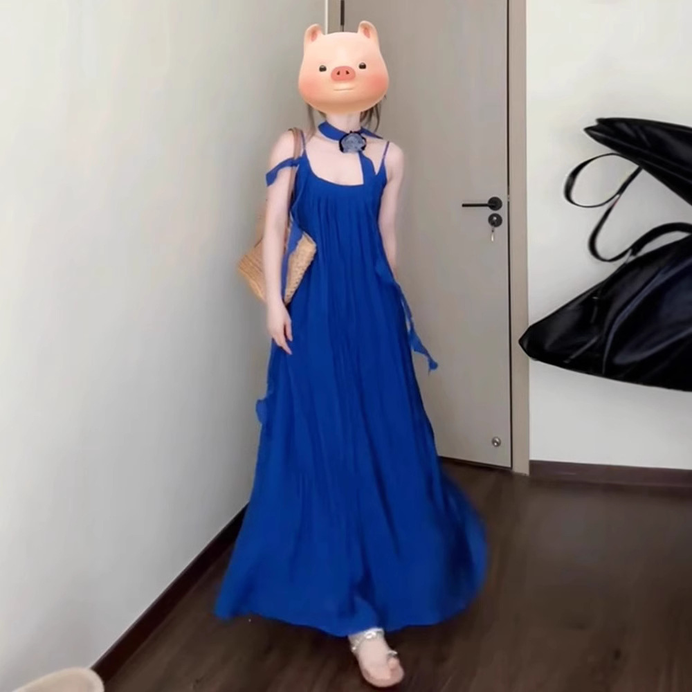 فستان أزرق بحمالات من تيمبرامنت وير